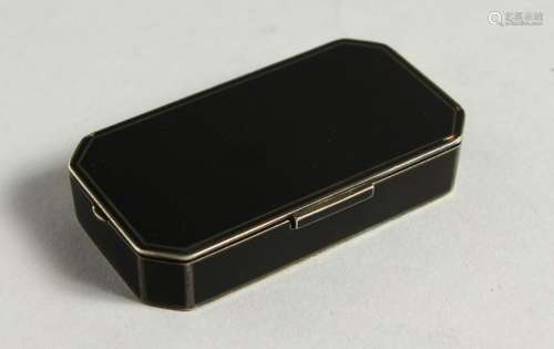 A GOOD SILVER AND ENAMEL COMPACT.
