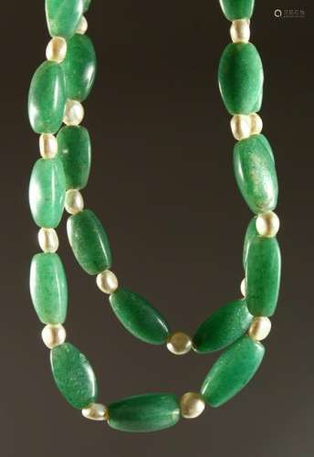 A JADE AND PEARL NECKLACE.