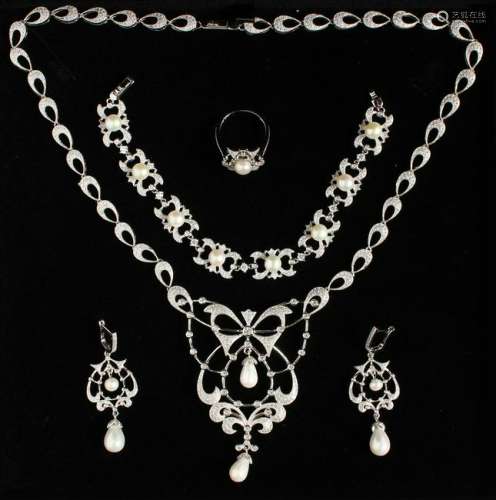 A SILVER .925 DIAMOND AND PEARL PASTE NECKLACE,