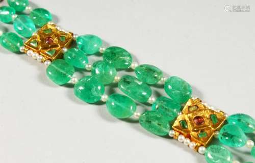 A VERY GOOD CHINESE JADE AND GOLD BRACELET.