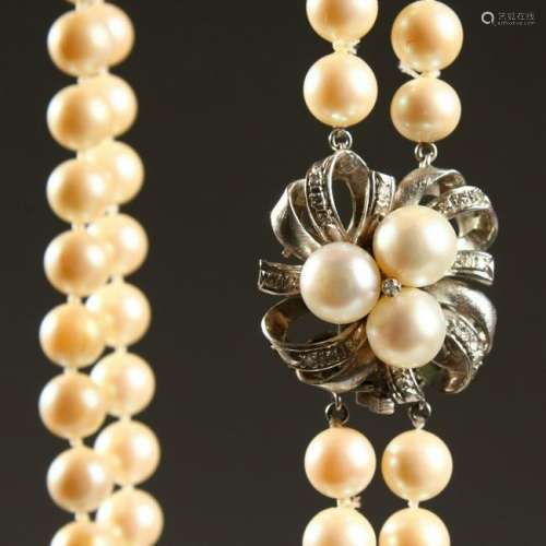 A DOUBLE ROW PEARL NECKLACE.