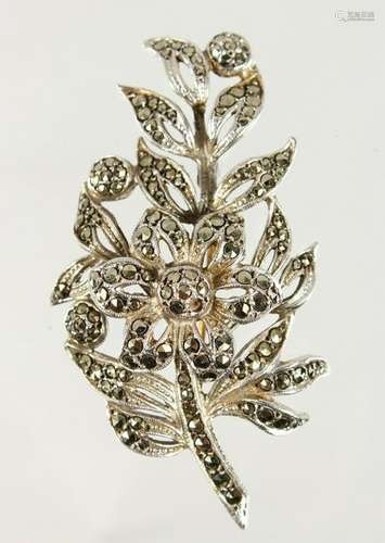 A SILVER MARCASITE BROOCH.