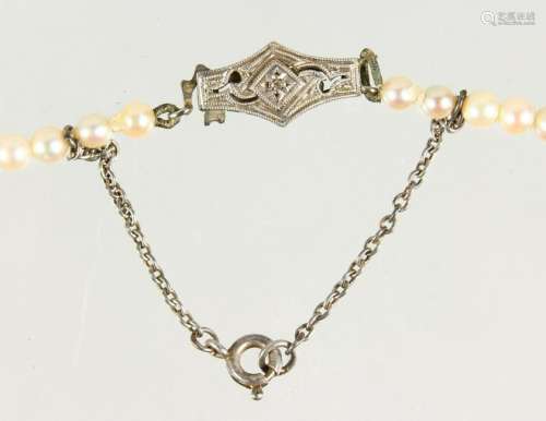 A WHITE GOLD AND PEARL NECKLACE.