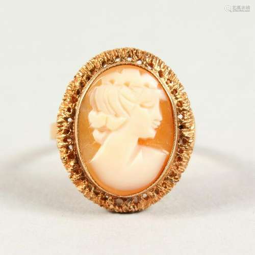 A 9CT GOLD CAMEO RING.