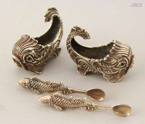 A GOOD PAIR OF SILVER DOLPHIN SALTS AND SPOONS.