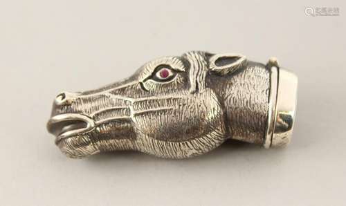 A CAST SILVER HORSES HEAD SNUFF BOX.