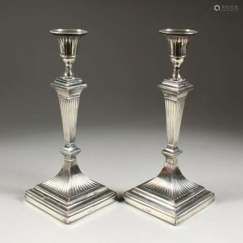 A PAIR OF EDWARD VII SILVER CANDLESTICK, on square