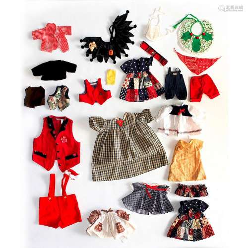 GROUP OF TEDDY BEAR AND DOLL CLOTHES AND ACCESSORIES