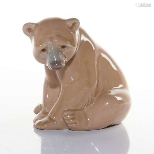 LLADRO SEATED BROWN BEAR FIGURINE