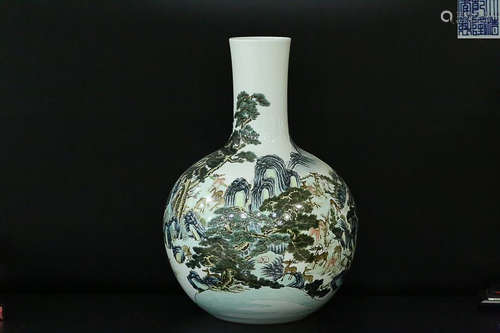 QIANLONG MARK FAMILLE ROSE GLOBULAR VASE