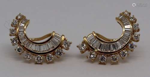JEWELRY. 18kt Gold and Diamond Earrings.
