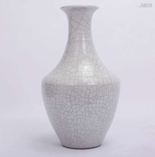 A Chinese Ge-Type Glazed Porcelain Vase