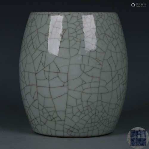 A Chinese Ge-Type Glazed Porcelain Jar