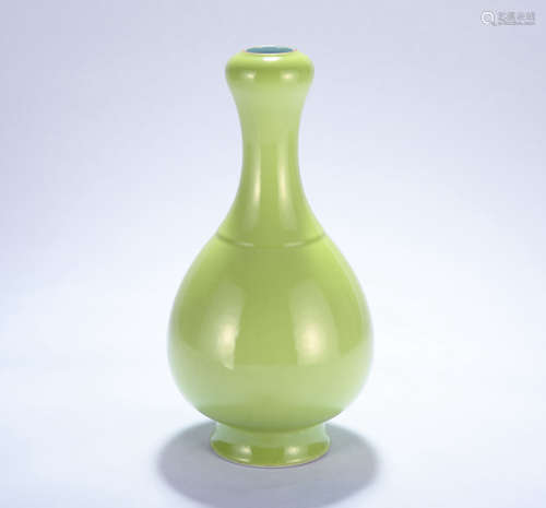 A Chinese Green Glazed Porcelain Vase