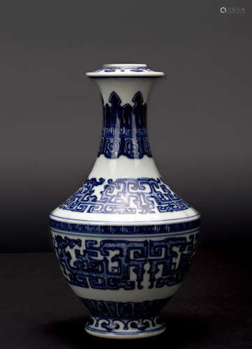 A Chinese Blue and White Porcelain Vase