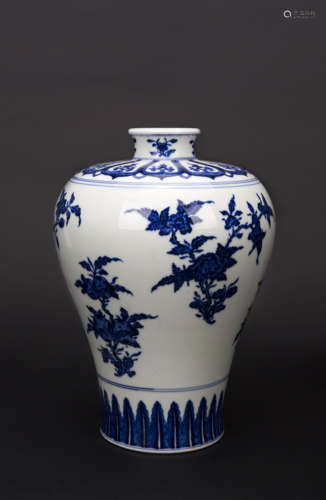 A Chinese Blue and White Porcelain Vase