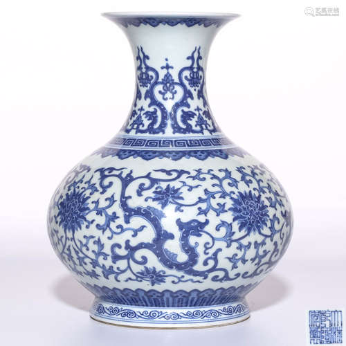 A Chinese Blue and White Porcelain Vase