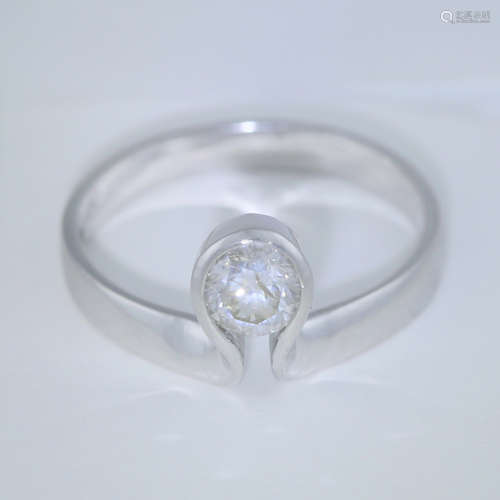 14 K / 585 White Gold Certified Solitaire Diamond Ring