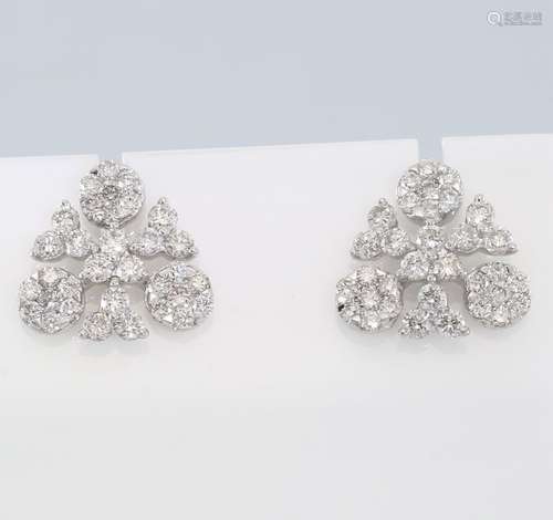 IGI Certified 18 K / 750 White Gold Diamond Earrings