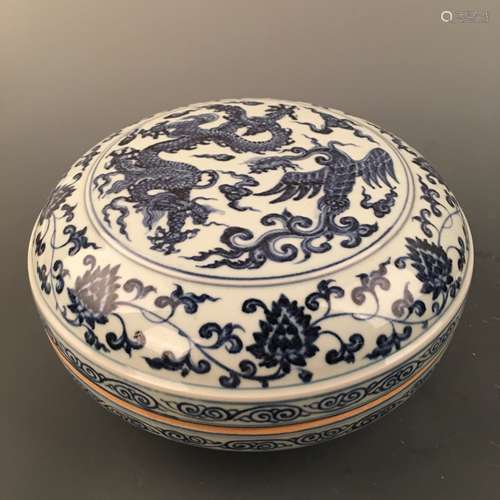 Chinese Blue-White 'Dragon & Phoenix' Round Box and Cover