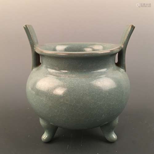 Chinese Longquan Kiln Tripod Censer