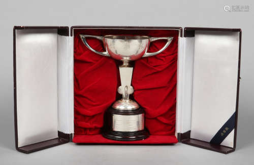 A cased Japanese silver golfing trophy cup c.1960s-70s, 375 grams, 28cm.