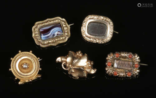 Three Georgian pinchbeck mourning brooches and two other yellow metal brooches, one set with a