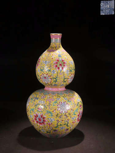 QIANLONG MARK FAMILLE ROSE YELLOW VASE