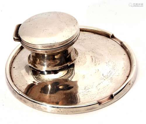 George V capstan inkwell with circular saucer base and pen rest built to the rim to an offset