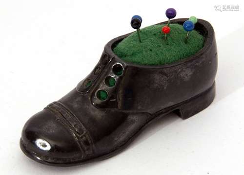 Late 19th century/early 20th century novelty pin cushion modelled in the form of a half brogue