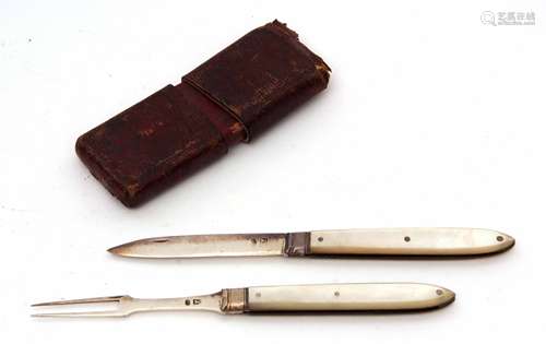 Early 19th century English cased folding fruit knife and fork, the plain and polished mother of