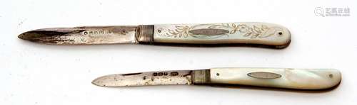 Mixed Lot: comprising a Victorian silver bladed and mother of pearl folding fruit knife with