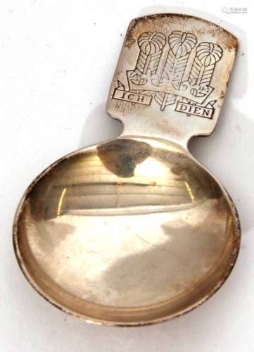 Elizabeth II commemorative caddy spoon of plain and polished form, the handle marked with a stylised