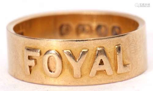 18ct gold ring, the centre raised with the word 