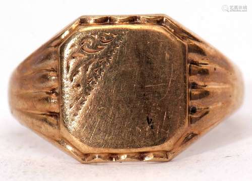 9ct gold signet ring, the square panel with a corner featuring chased detail, threaded shoulders