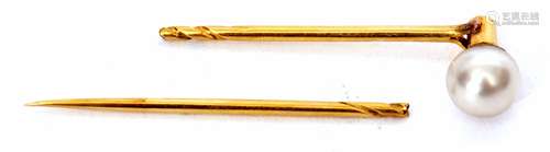 Antique cased pearl finial stick pin, the cultured pearl sits in a cup mount to a screw fitting (a/