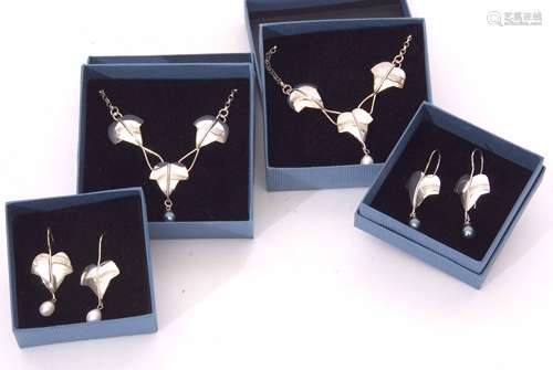 Mixed Lot: Karen Faulkner-Dunkley 925 stamped ivy jewellery to include necklace with white pearl