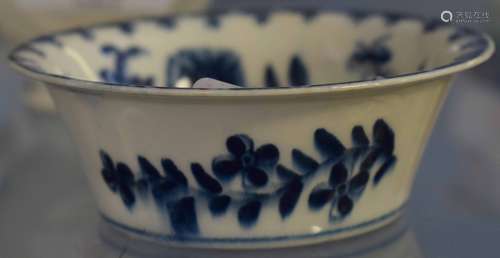 Lowestoft patty pan with berry type border and butterfly to interior, decorated in underglaze blue