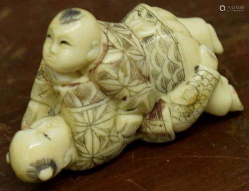 Early 20th century ivory model of two wrestlers, 5cm high