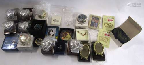 Bag: Past Times, Museum Collections, Orchid etc, 20 boxes and some loose