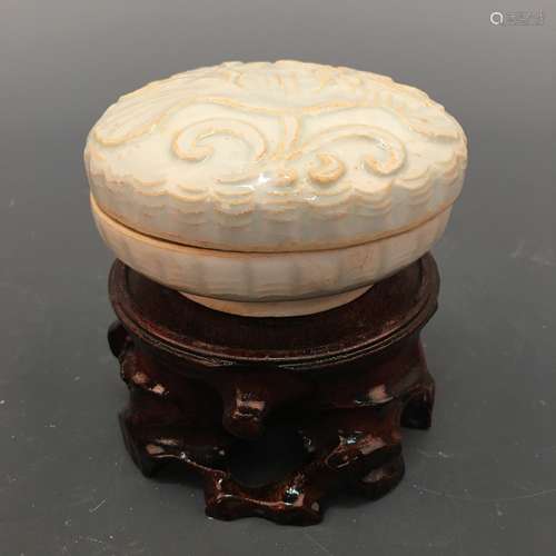 Chinese Celdon Glazed Round Box and Cover