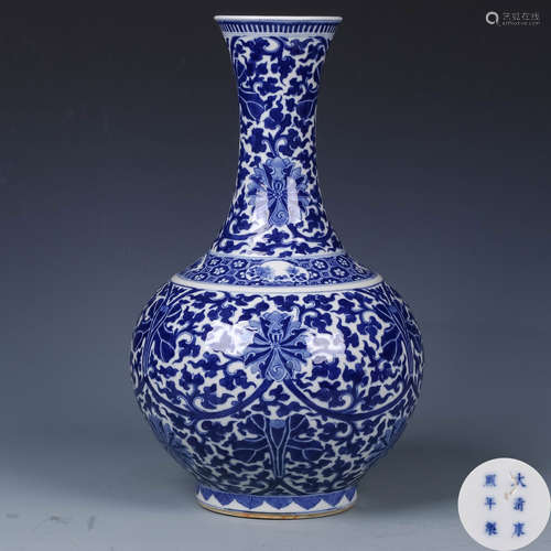 A Chinese Blue and White Porcelain Vase