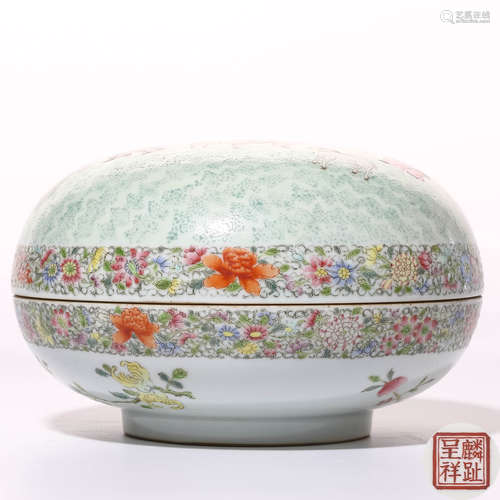 A Chinese Famille-Rose Porcelain Box with Cover