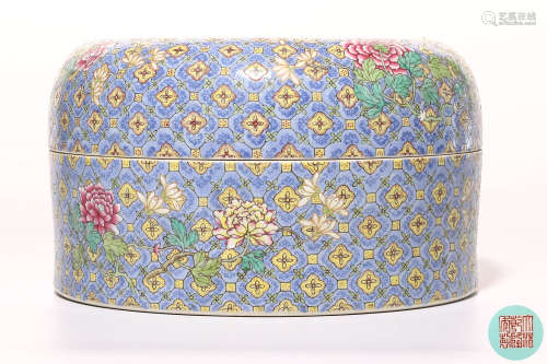 A Chinese Famille-Rose Porcelain Box with Cover