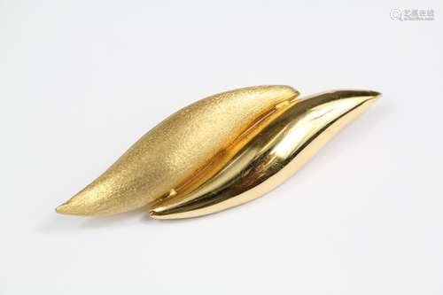 An Italian 18ct Yellow Gold Leaf Brooch, the brooch having a brushed and bright gold finish, approx 65 mm, approx 6