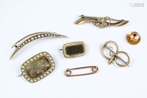 Miscellaneous Gold Jewellery, including 9ct and seed pearl crescent brooch, a 9ct blood-stone mourning brooch, 14ct seed-pearl mourning brooch (af), 9ct gold snake brooch approx 25 x 15 mm, 15ct ruby dress stud, 9ct safety pin, gentleman's 9ct gold pearl tie pin, approx 17 gms