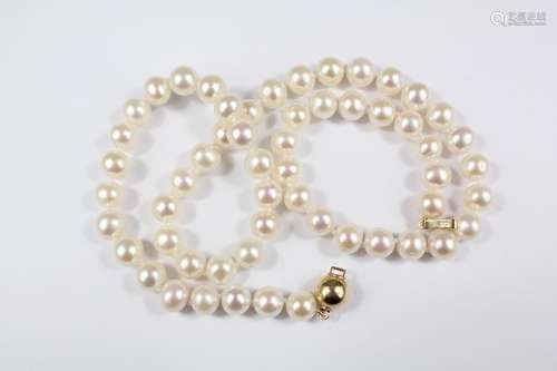 A Good Cultured Pearl Necklace, with 9ct gold clasp, each pearl approx 6mm, approx 42 cms