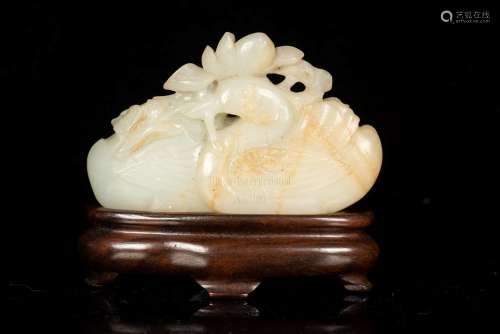 A FINE PALE AND RUSSET JADE CARVING OF GEESE