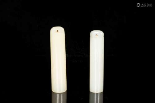 A PAIR OF FINE WHITE JADE HAT PEACOCK FEATHER HOLDERS