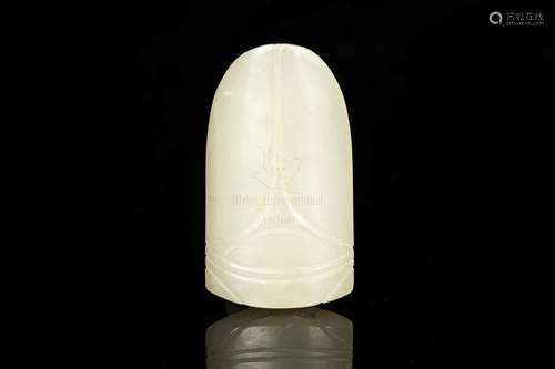 A SMALL WHITE JADE CARVING OF SCARAB